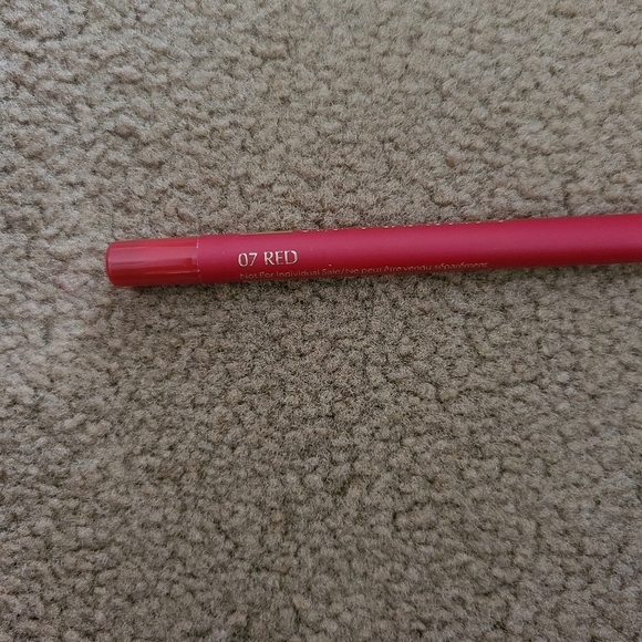 Lip pencil & Lip shine - Picture 3 of 3